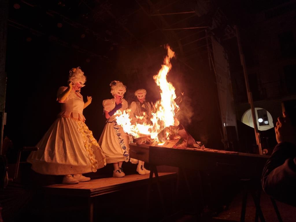 Vilanova plora la fi del Carnaval amb l’enterrament del Carnestoltes. Ajuntament de Vilanova