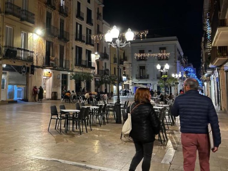 Vilanova redistribuirà les terrasses de la plaça de les Cols per millorar la convivència . Ajuntament de Vilanova