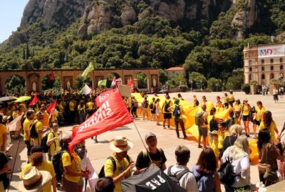 Centenars de docents del Penedès es concentren a Montserrat i bloquegen l'accés a la basílica. ACN