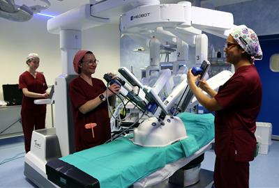 Cinc hospitals catalans de mida mitjana, entre ells el d'Igualada, impulsen la cirurgia robòtica en una aliança de compra conjunta innovadora. ACN