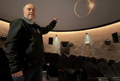 El director del PAM, Salvador Ribas, mostrant una simulació d'eclipsi de sol projectada al planetari . ACN