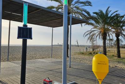 El sistema integrat de boia connectada a una balisa lluminosa tipus semàfor a la platja de Vilanova i la Geltrú. Generalitat de Catalunya