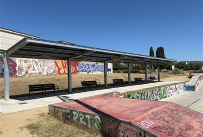 El Skate Park de Vilanova i la Geltrú estrena una pèrgola fotovoltaica que generarà energia per a l’autoconsum. Ajuntament de Vilanova