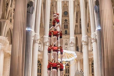 Els Nens del Vendrell aixequen un quatre de vuit a la Sagrada Família per homenatjar Gaudí. Nens del Vendrell