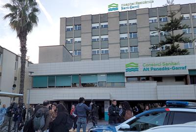 Exterior de l'Hospital Sant Camil durant l'eutanàsia de la Noelia. Eix