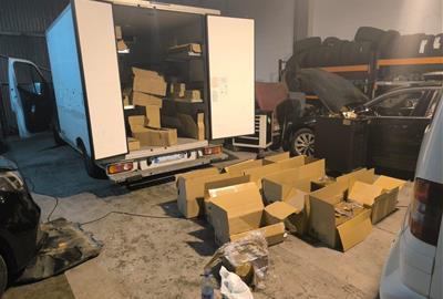 Imatge relacionada amb la intervenció de 630 kg d’haixix en el marc d’una inspecció en un taller a Vilafranca del Penedès. Mossos d'Esquadra