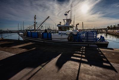 La llum enteranyinada sobre el Port de Vilanova. @tgamadeu_photo