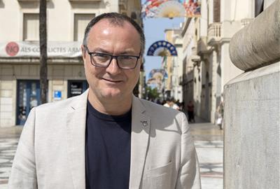 Lalcalde de Vilanova i la Geltrú, Juan Luis Ruiz, a la plaça de la Vila. Carles Castro