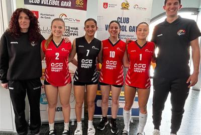 Les jugadores juvenils i els dos entrenadors de l'entitat que han representat la Selecció de Tarragona. Eix