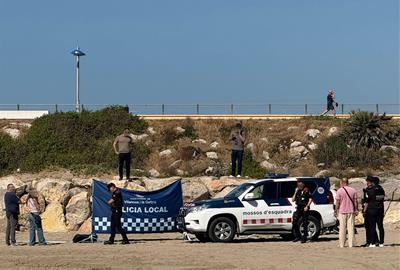 Mossos d'esquadra al lloc dels fets a la platja de la Farola. Eix
