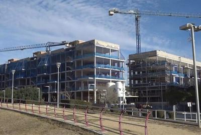 Promoció d'habitatges en construcció a Calafell. Eix