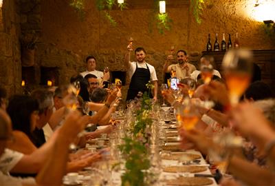 Segura Viudas converteix la seva heretat de Torrelavit en un restaurant efímer per donar visibilitat al talent gastronòmic emergent. Segura Viudas