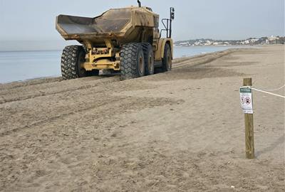 Un camió transportant sorra per la platja entre el Vendrell i Calafell. Eix