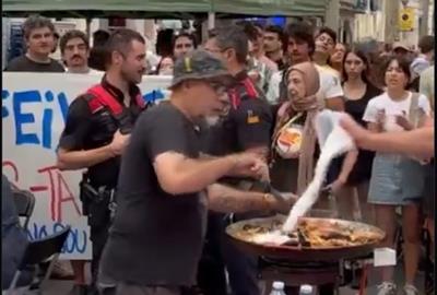 Una concentració força simpatitzants d’Aliança Catalana a marxar d’un dinar durant les festes d’Igualada. EIX