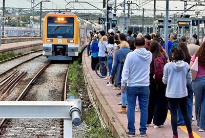 Usuaris de l’R2 Sud a Vilanova i la Geltrú denuncien un “caos total” al servei. ACN