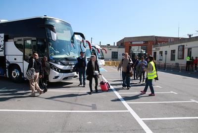 Usuaris de Renfe arran de les obres del túnel del Garraf a l'estació de Sant Vicenç de Calders . ACN