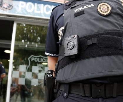 La Policia Local de Sant Adrià de Besòs acaba d'incorporar càmeres de videovigilància als uniformes. És el primer cos que adopta aquest sistema a Catalunya.
